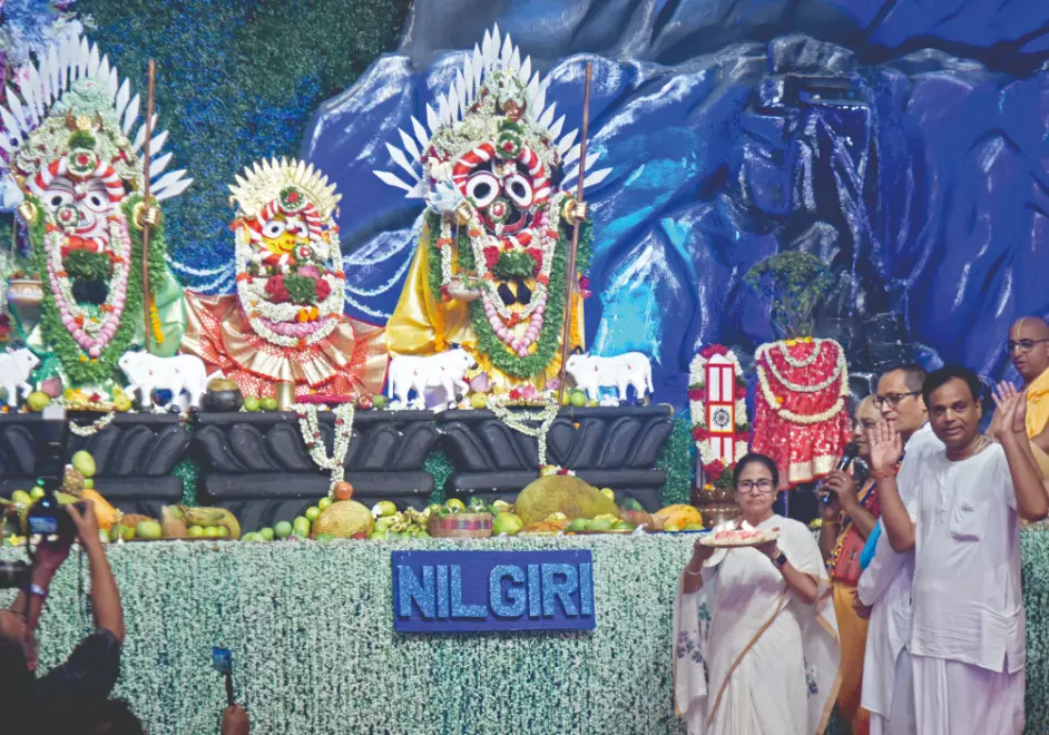 Mamata performs ‘aarati’ at ISKCON’s Rath Yatra festival Mamata performs ‘aarati’ at ISKCON’s Rath Yatra festival