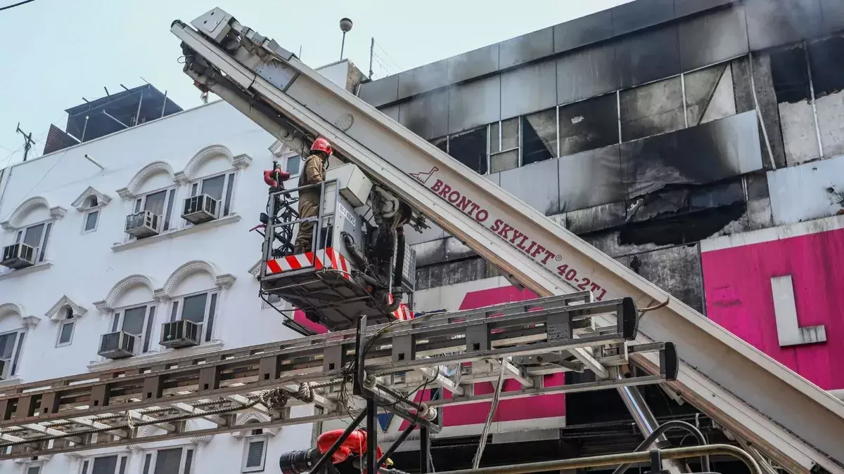 Fire at Vishal Mega Mart in Karol Bagh; man chokes to death in lift