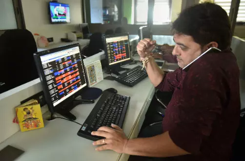 Mcap of 6 of top 10 valued firms erodes by Rs 70,325.5 cr; HDFC Bank, ICICI Bank major laggards Mcap of 6 of top 10 valued firms erodes by Rs 70,325.5 cr; HDFC Bank, ICICI Bank major laggards