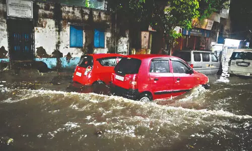 Intermittent rain lashes Kolkata &   S Bengal due to low pressure impact