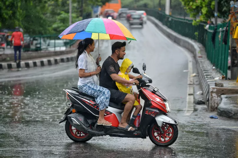 Rain brings relief to Delhi-NCR as temperature dips; yellow alert issued Rain brings relief to Delhi-NCR as temperature dips; yellow alert issued