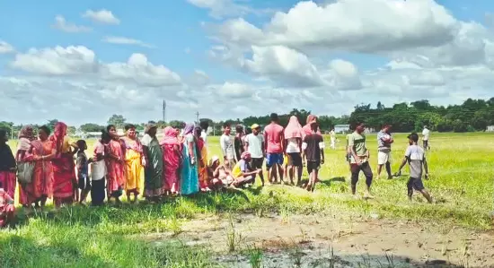 S Dinajpur: Minor girl found dead in pond, kin alleges rape & murder S Dinajpur: Minor girl found dead in pond, kin alleges rape & murder