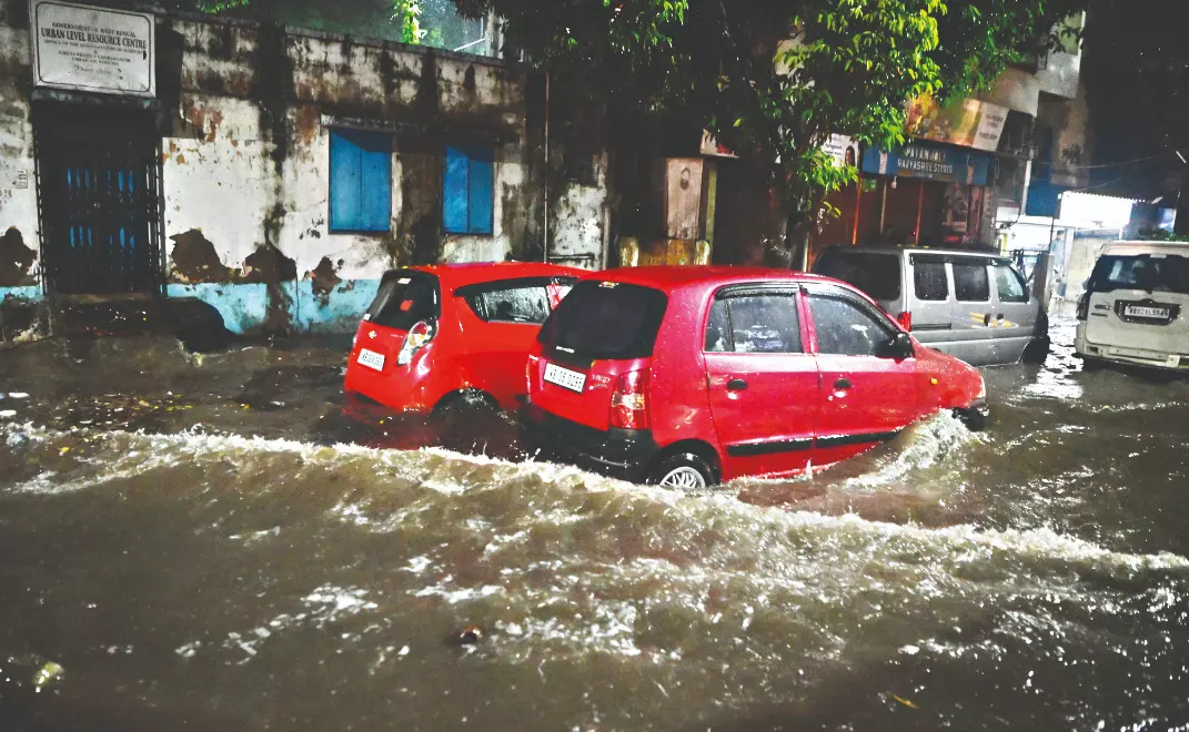 Intermittent rain lashes Kolkata & S Bengal due to low pressure impact Intermittent rain lashes Kolkata & S Bengal due to low pressure impact