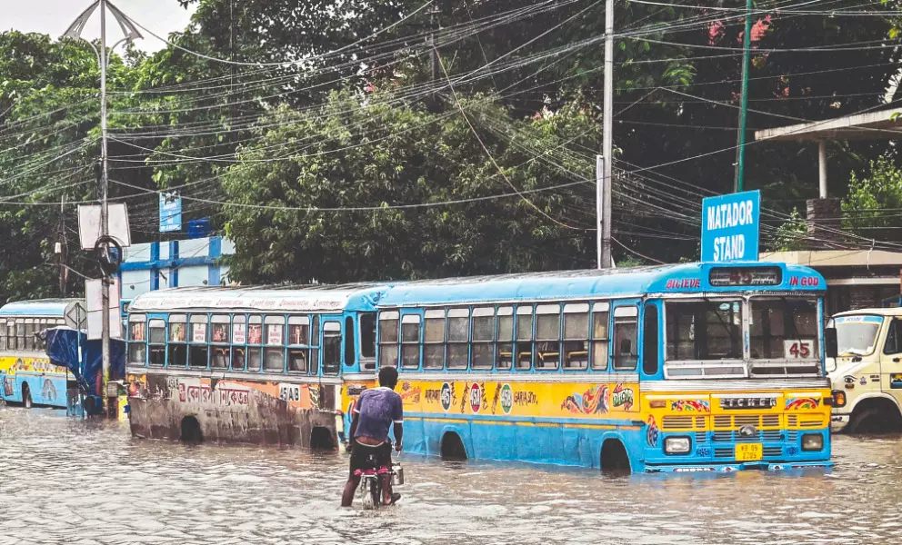 Torrential rainfall floods city pockets, disrupts traffic during peak hours Torrential rainfall floods city pockets, disrupts traffic during peak hours