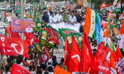 Workers of oppn parties disrupt rail, road traffic to enforce Bihar Bandh Workers of oppn parties disrupt rail, road traffic to enforce Bihar Bandh