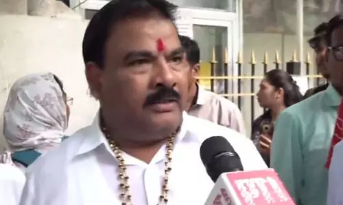 Shiv Sena MLA Sanjay Gaikwad slaps canteen staffer in Mumbai over stale food