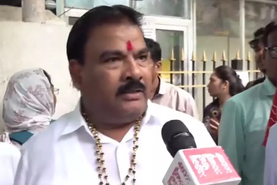 Shiv Sena MLA Sanjay Gaikwad slaps canteen staffer in Mumbai over stale food Shiv Sena MLA Sanjay Gaikwad slaps canteen staffer in Mumbai over stale food