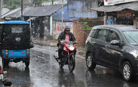 IMD forecasts heavy downpour in some districts of Bengal IMD forecasts heavy downpour in some districts of Bengal