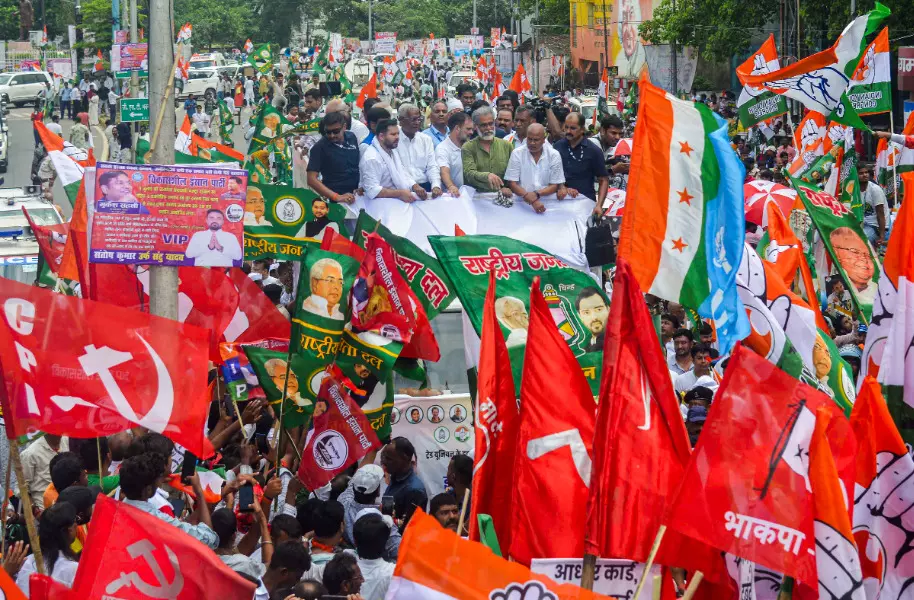 Workers of oppn parties disrupt rail, road traffic to enforce Bihar Bandh Workers of oppn parties disrupt rail, road traffic to enforce Bihar Bandh