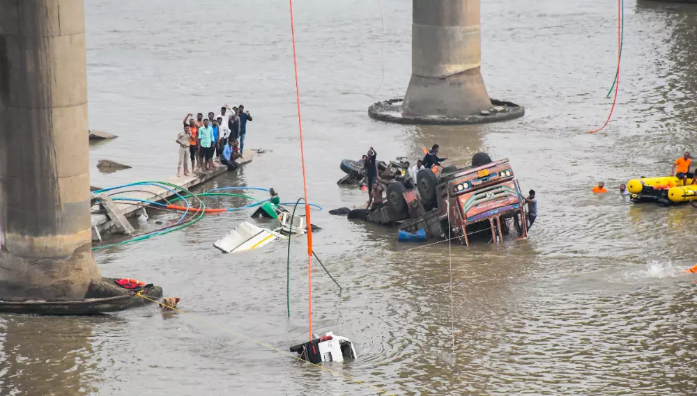 2 siblings among 10 killed as vehicles fall into river after part of bridge collapses in Vadodara 2 siblings among 10 killed as vehicles fall into river after part of bridge collapses in Vadodara