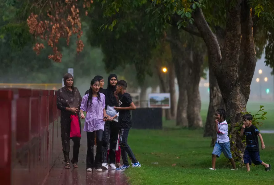 Rains lead to waterlogging, traffic snarls in Delhi Rains lead to waterlogging, traffic snarls in Delhi