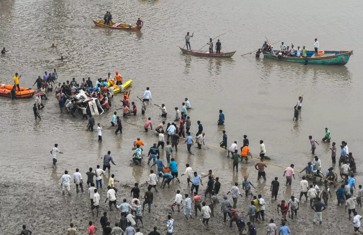 Vadodara bridge collapse: Death toll rises to 15 Vadodara bridge collapse: Death toll rises to 15