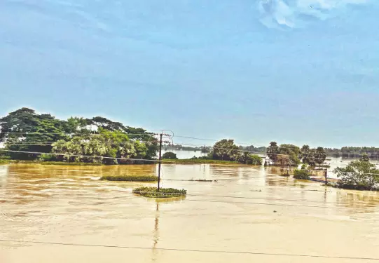 Ghatal floods: Three blocks inundated; minister reviews situation Ghatal floods: Three blocks inundated; minister reviews situation