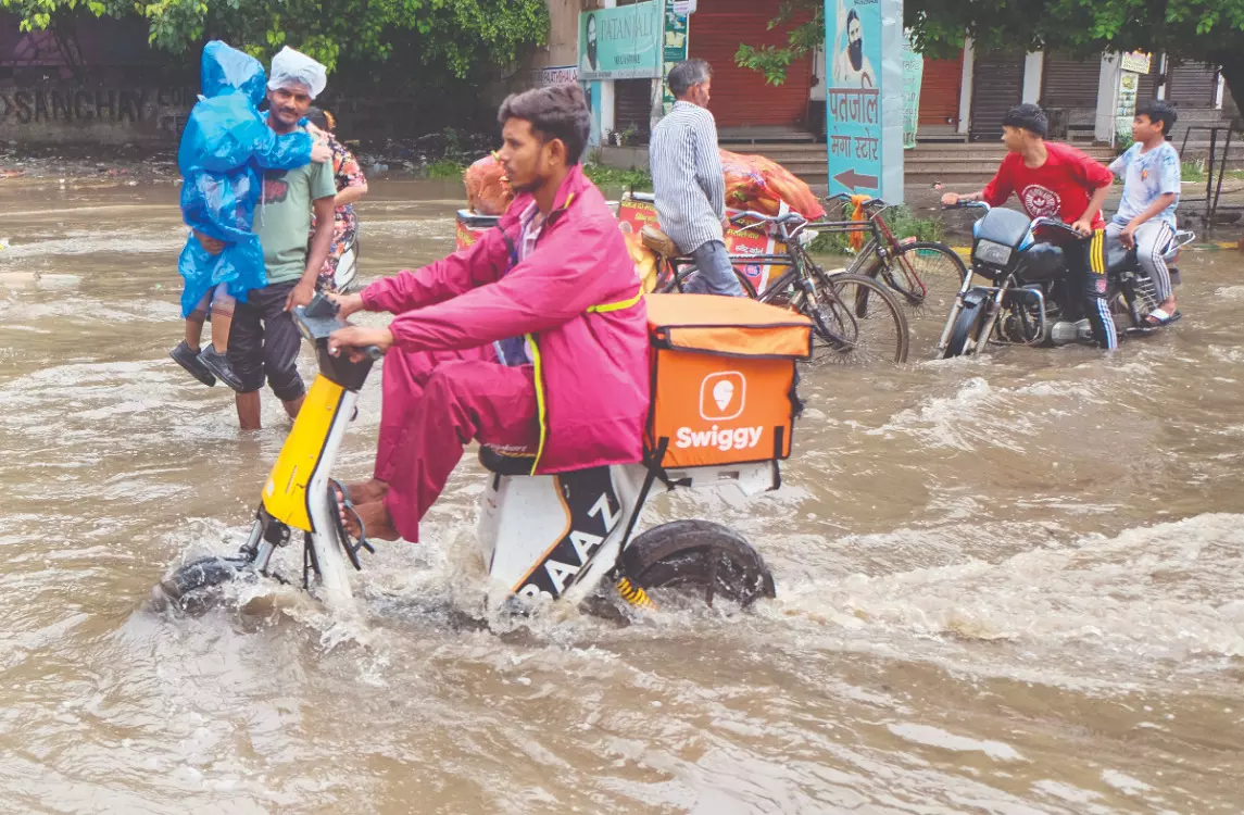 Overnight rain batters Delhi-NCR, kills five Overnight rain batters Delhi-NCR, kills five