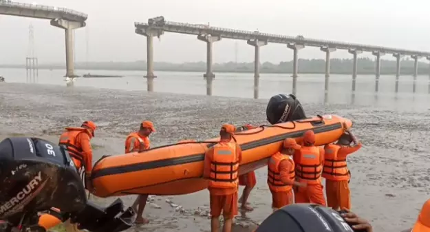 Search operation resumes at Gujarat bridge tragedy site, two still missing Search operation resumes at Gujarat bridge tragedy site, two still missing