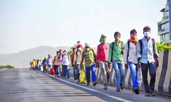 Cal HC seeks Centre, Delhi’s reply on ‘detention’ of 6 Bengal migrant workers Cal HC seeks Centre, Delhi’s reply on ‘detention’ of 6 Bengal migrant workers