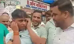 Auto-rickshaw driver thrashed by Sena (UBT) workers over anti-Marathi remarks Auto-rickshaw driver thrashed by Sena (UBT) workers over anti-Marathi remarks