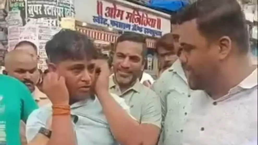 Auto-rickshaw driver thrashed by Sena (UBT) workers over anti-Marathi remarks Auto-rickshaw driver thrashed by Sena (UBT) workers over anti-Marathi remarks
