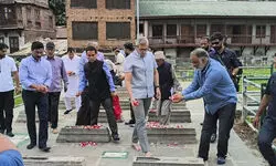 Omar dodges J&K cops, scales fence to pay tributes at martyrs’ graveyard in Srinagar
