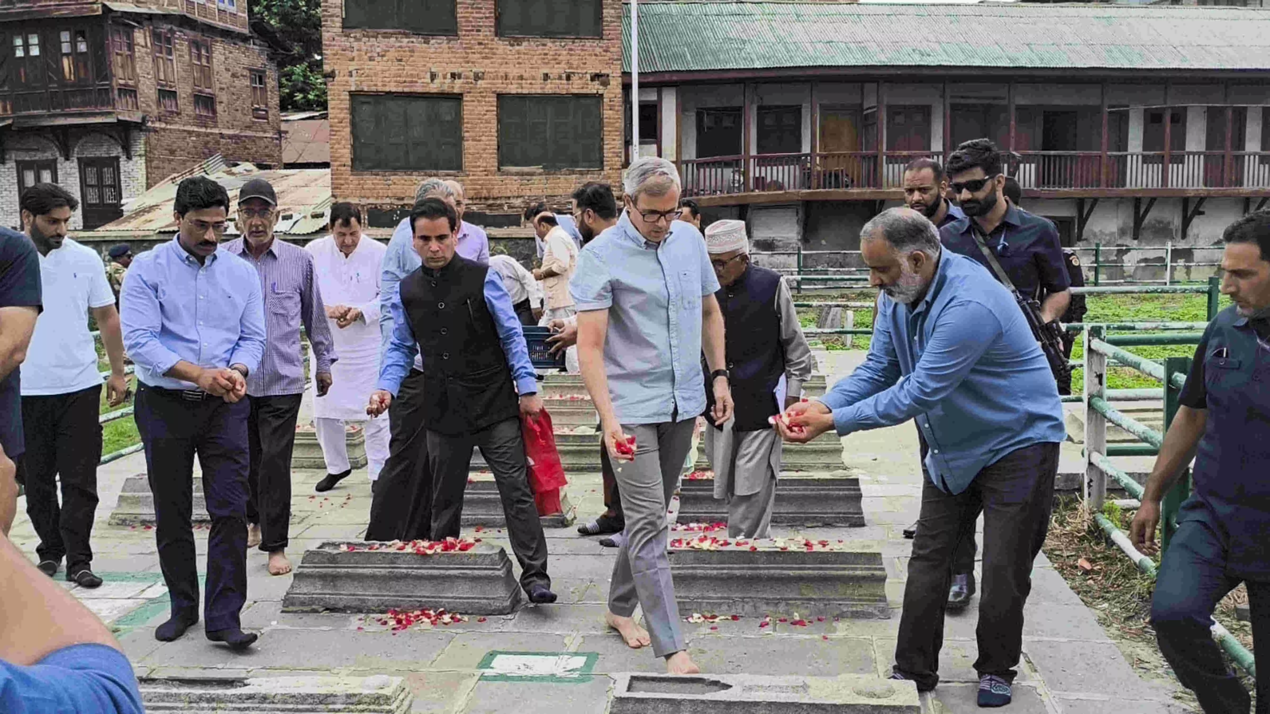 Omar dodges J&K cops, scales fence to pay tributes at martyrs’ graveyard in Srinagar Omar dodges J&K cops, scales fence to pay tributes at martyrs’ graveyard in Srinagar