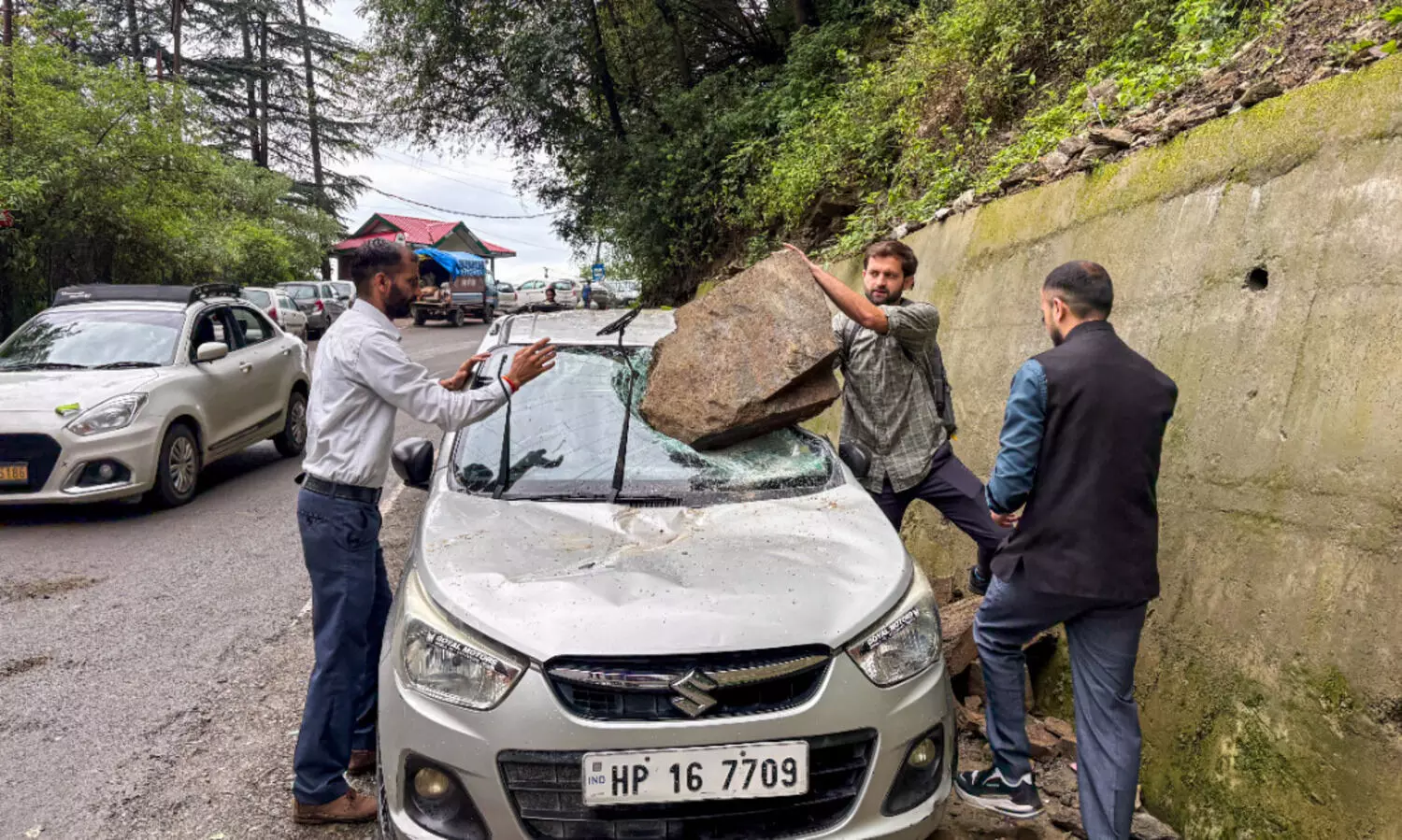 220 roads closed in Himachal; Met dept issues yellow warning