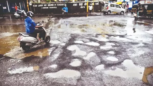 Mayor promises road repairs during dry spell Mayor promises road repairs during dry spell