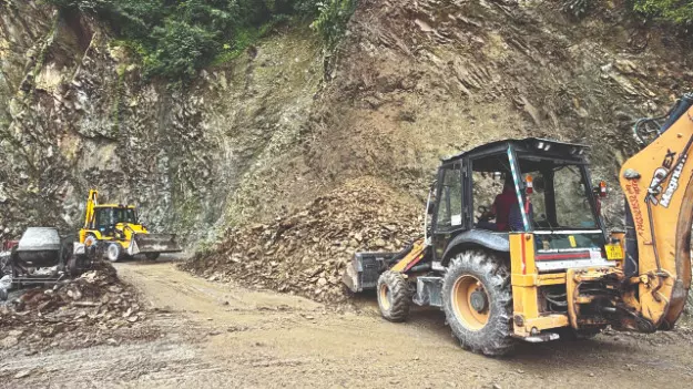 Darjeeling: 6-year-old girl among two killed in Gok rockfall incident Darjeeling: 6-year-old girl among two killed in Gok rockfall incident