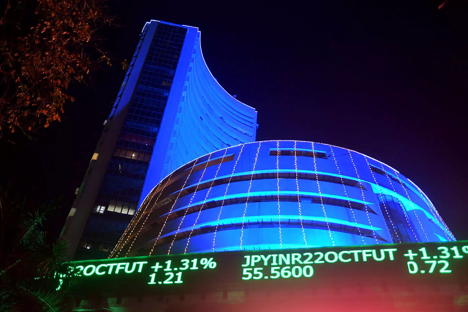 Markets decline in early trade dragged by foreign fund outflows, selling in Axis Bank