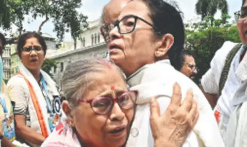 Mamata hands over cheques to Pahalgam attack martyrs’ kins