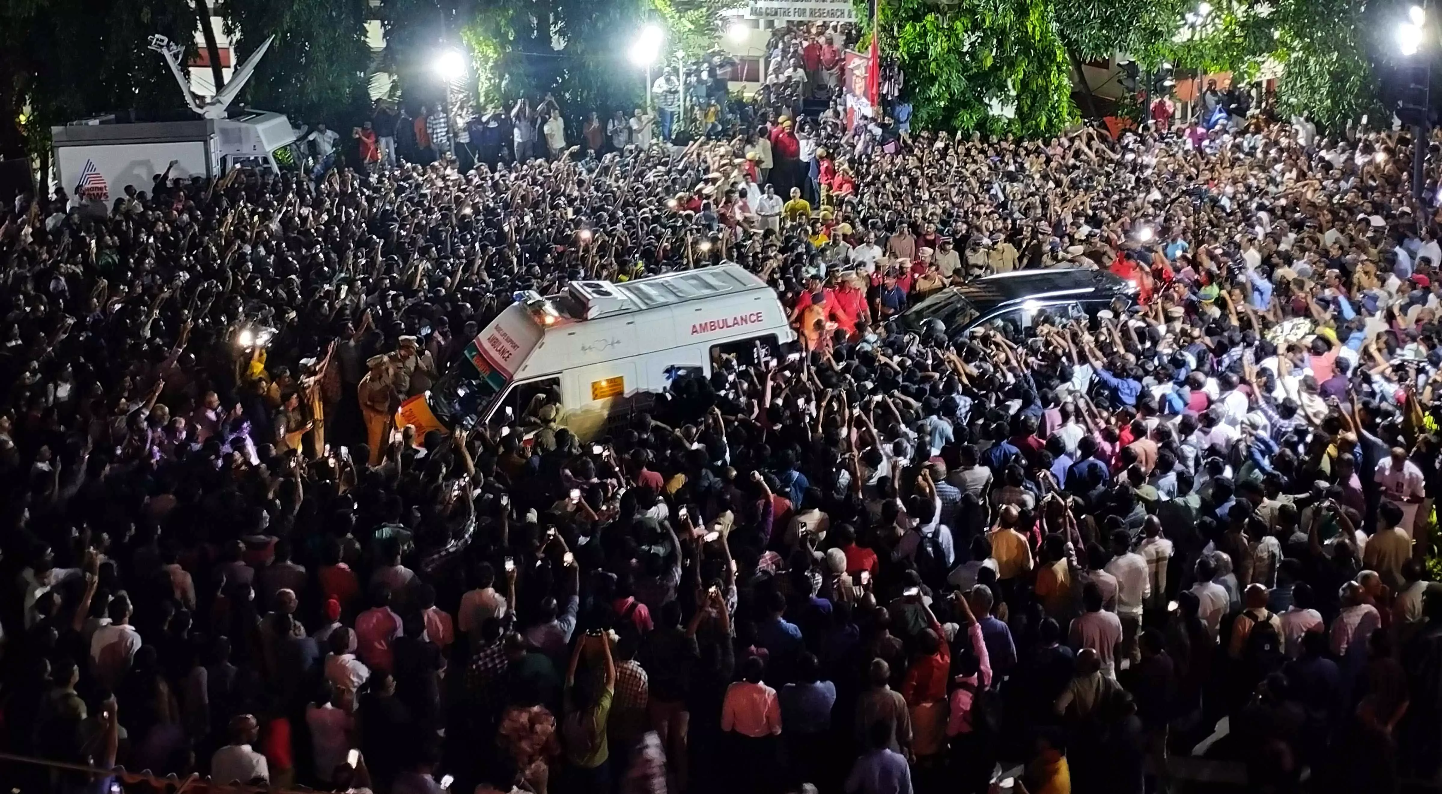 Hundreds throng to pay homage to Achuthanandan