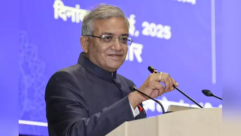 Cant allow dead, those who have permanently migrated to be on voters list: CEC Kumar