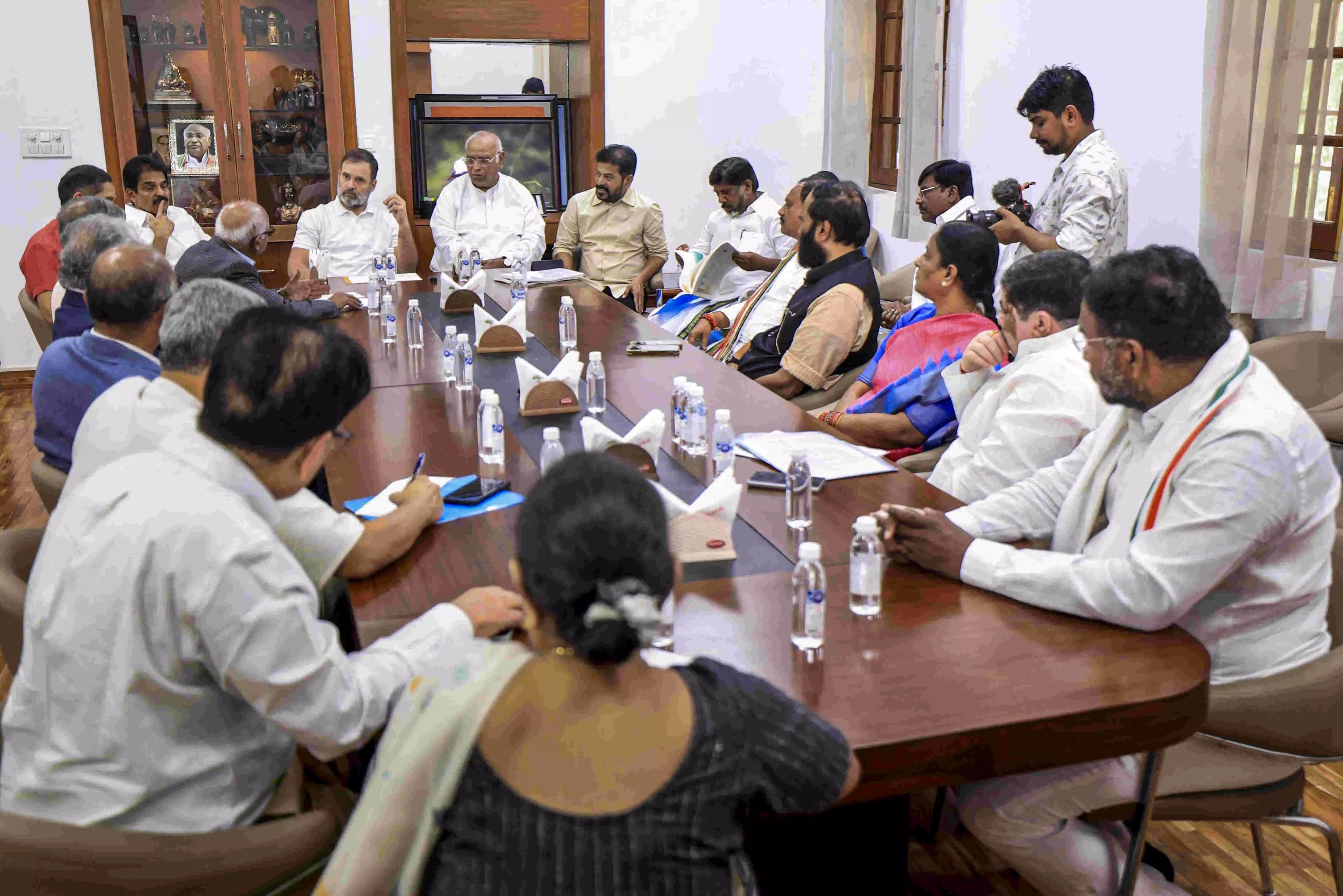 Telangana CM, leaders present OBC reservation model before Congress leadership