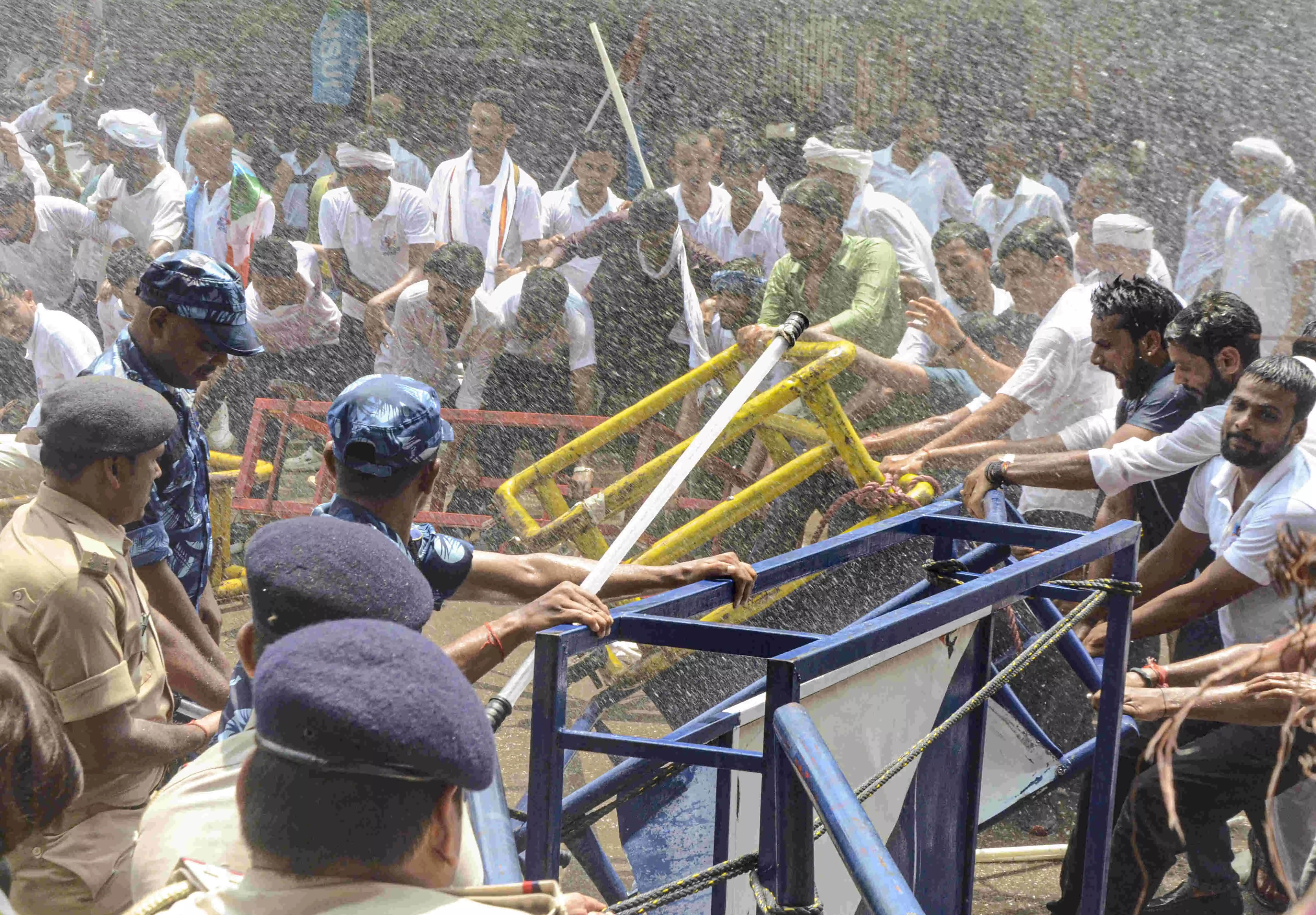 Police use water cannon to disperse Cong, NSUI workers march to Vidhan Sabha
