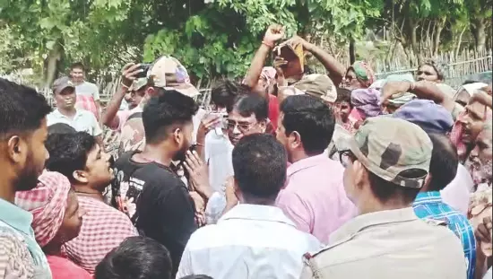 Protest erupts during BJP MP’s visit to erosion-hit areas in Malda Protest erupts during BJP MP’s visit to erosion-hit areas in Malda
