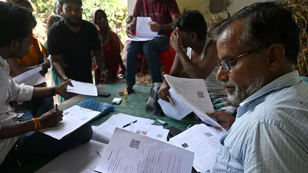 SIR row | No stay on draft electoral roll publication, SC asks EC to accept Aadhaar, voter ID