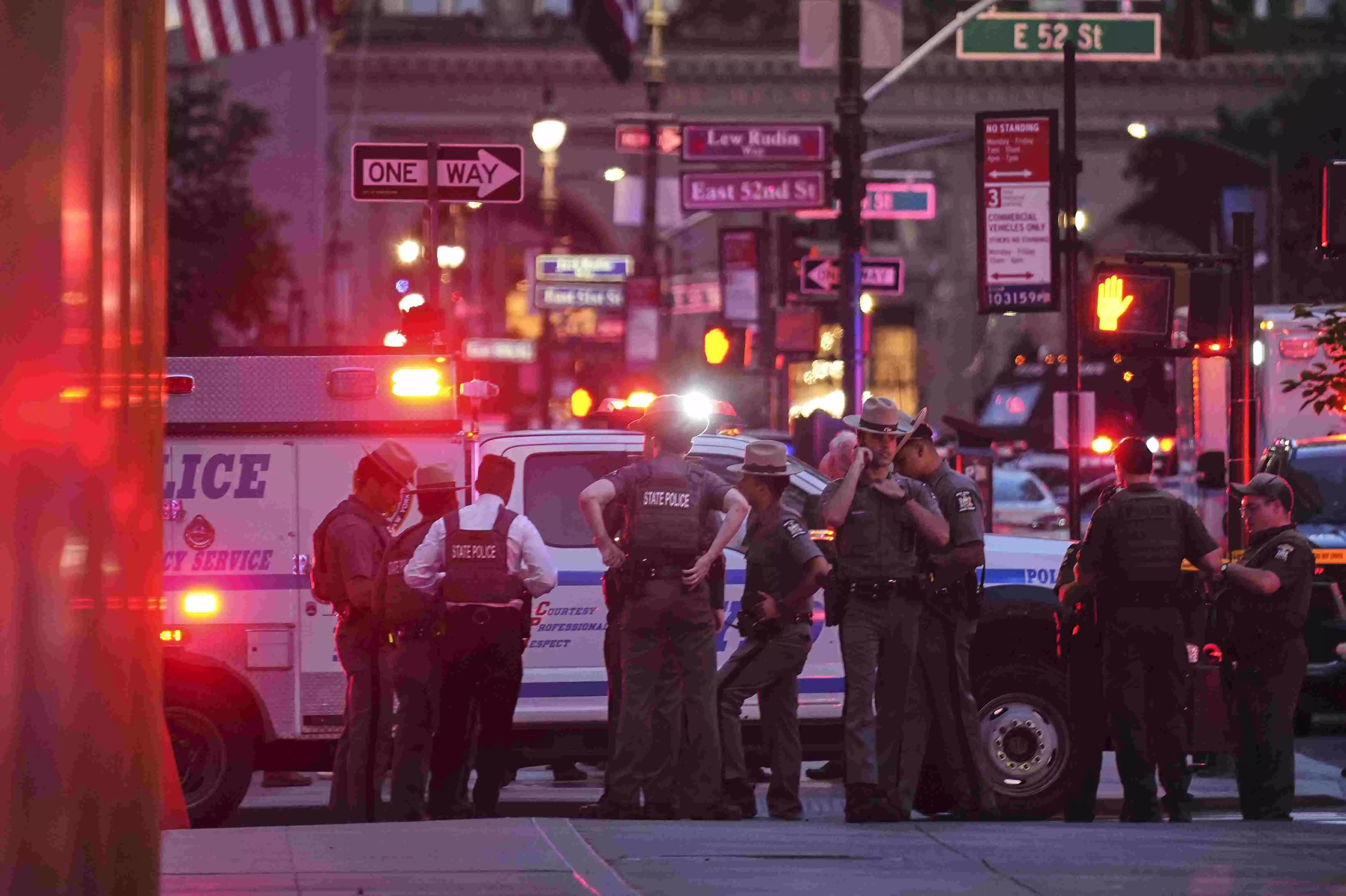 Gunman kills 4, including police officer, in shooting at New York City office tower Gunman kills 4, including police officer, in shooting at New York City office tower