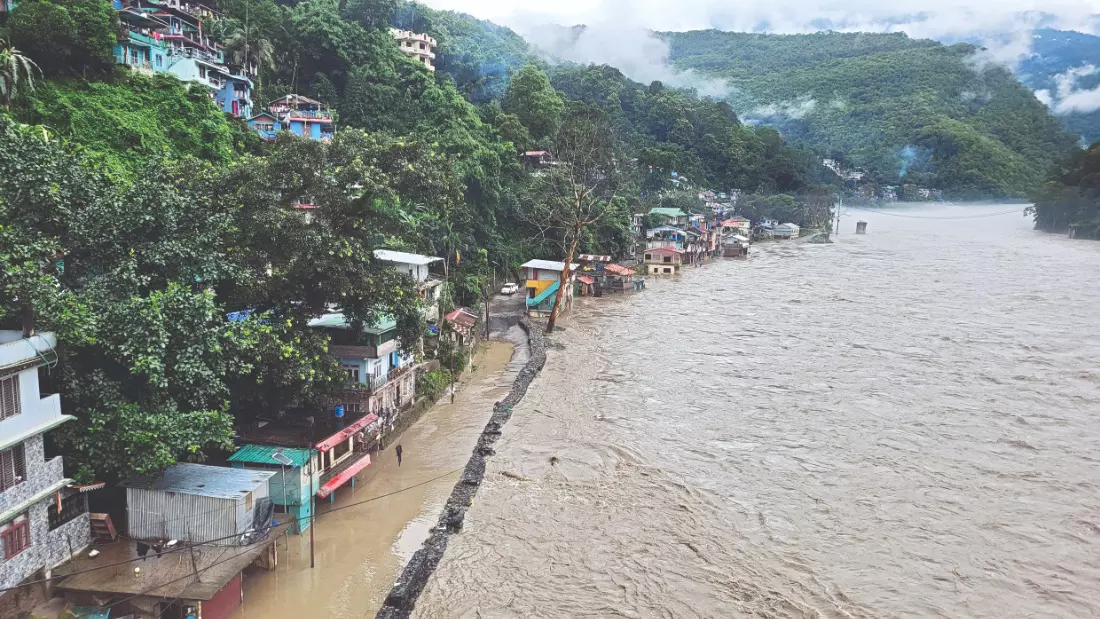 Heavy rainfall in Sikkim inundates stretches along Teesta in Bengal Heavy rainfall in Sikkim inundates stretches along Teesta in Bengal