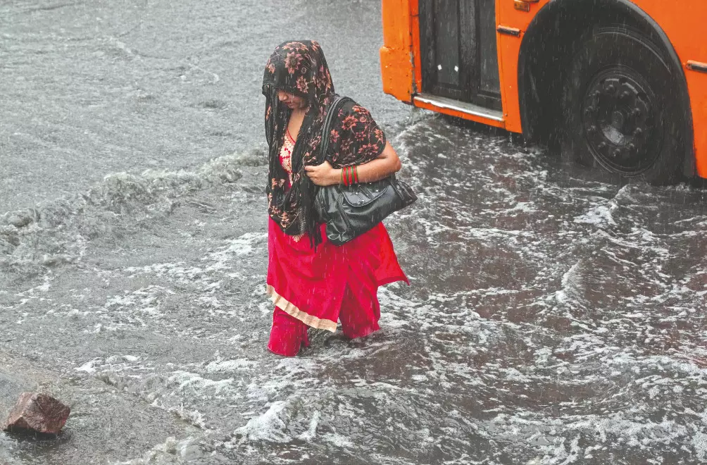 Heavy rain throws Delhi off gear, ‘red alert’ issued Heavy rain throws Delhi off gear, ‘red alert’ issued