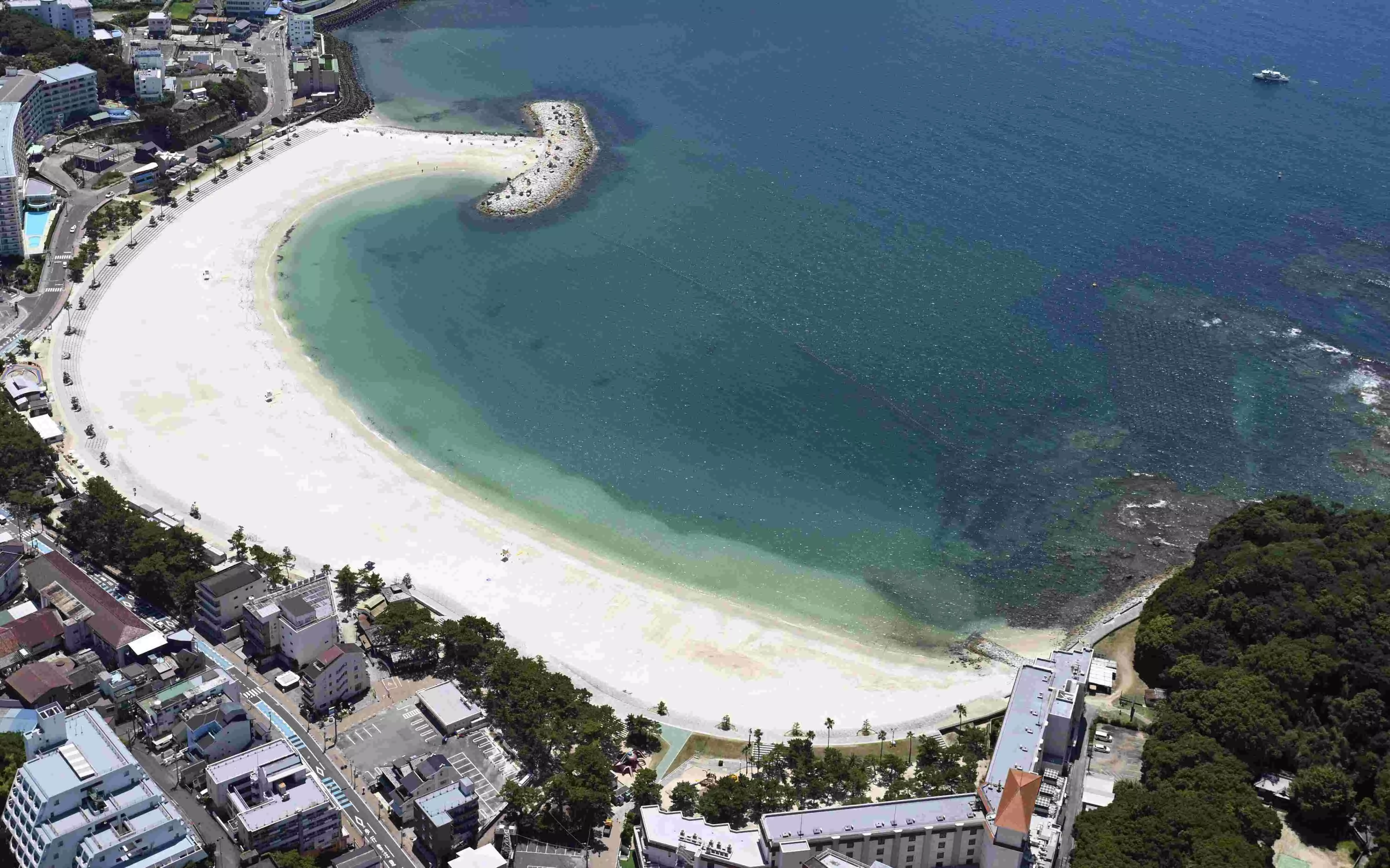 8.8-magnitude earthquake sends small tsunami into coasts of Russia, Japan, Alaska 8.8-magnitude earthquake sends small tsunami into coasts of Russia, Japan, Alaska