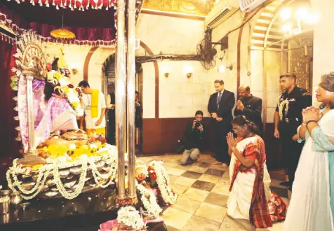 Prez visits Dakshineswar Temple Prez visits Dakshineswar Temple