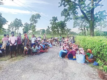 Protests erupt at Alipurduar tea gardens over wages, bonus & unpaid allowances Protests erupt at Alipurduar tea gardens over wages, bonus & unpaid allowances