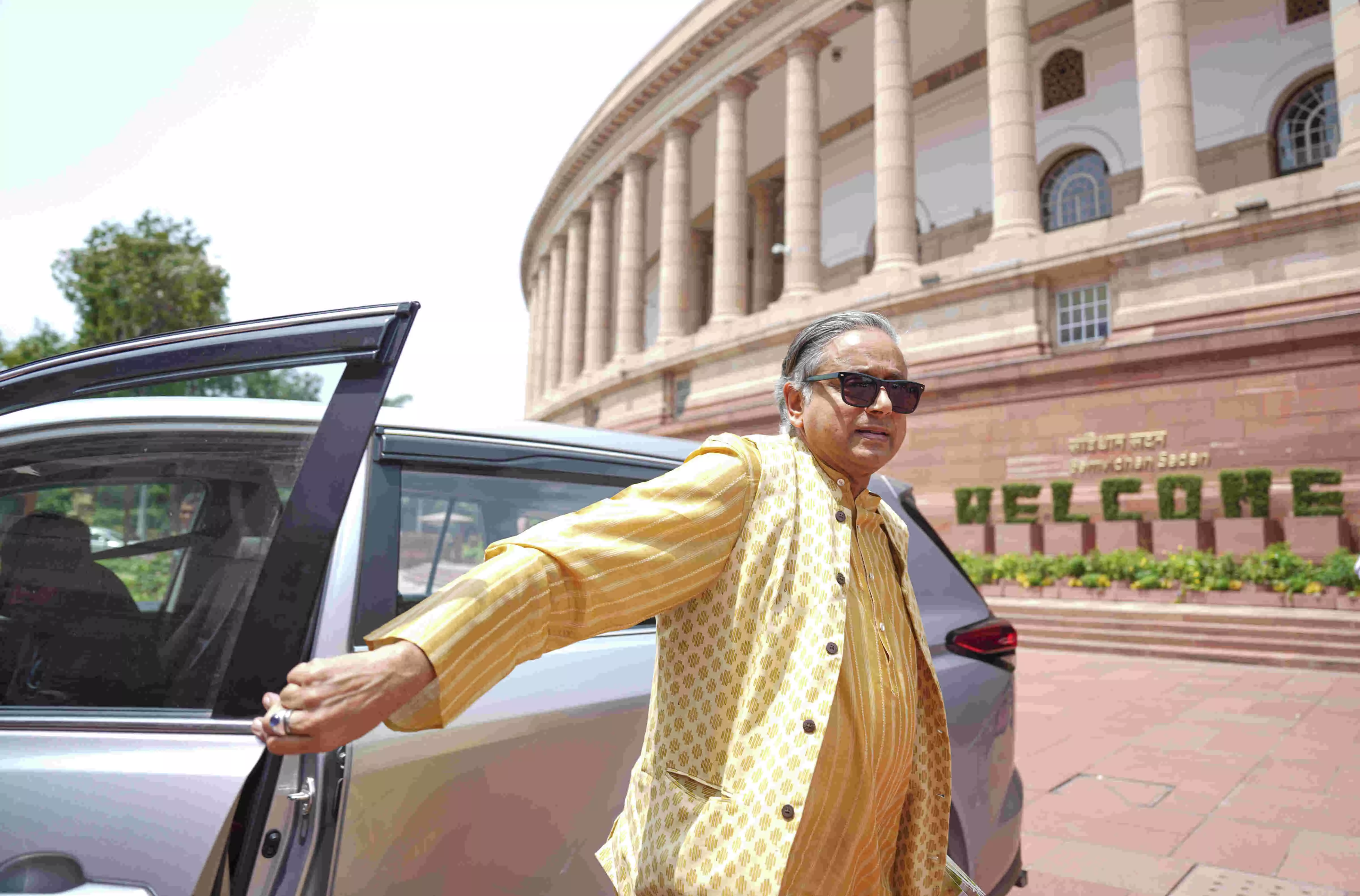 Scorpion remark against PM: SC extends stay on defamation proceedings against Shahsi Tharoor Scorpion remark against PM: SC extends stay on defamation proceedings against Shahsi Tharoor
