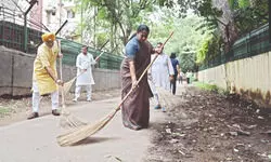 CM leads cleanliness drive in Timarpur CM leads cleanliness drive in Timarpur