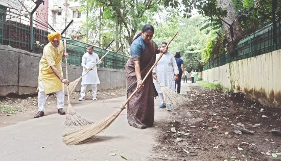 CM leads cleanliness drive in Timarpur CM leads cleanliness drive in Timarpur