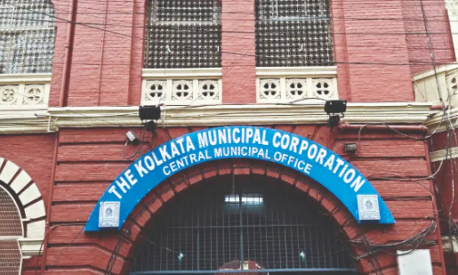 KMC to pull down signboards sans Bengali text, says Mayor