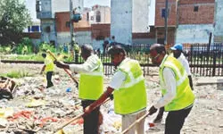 MCD clears 200 tonnes of garbage from rly tracks MCD clears 200 tonnes of garbage from rly tracks