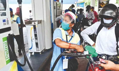 Centre considering to ease   petrol pump licensing norms