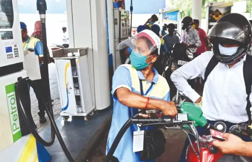Centre considering to ease   petrol pump licensing norms