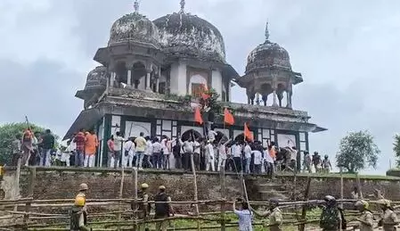 Political row erupts in UP after tomb outside Fatehpur mausoleum vandalised Political row erupts in UP after tomb outside Fatehpur mausoleum vandalised