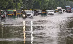 Delhi-NCR wakes up to light showers, IMD issues ‘red alert’